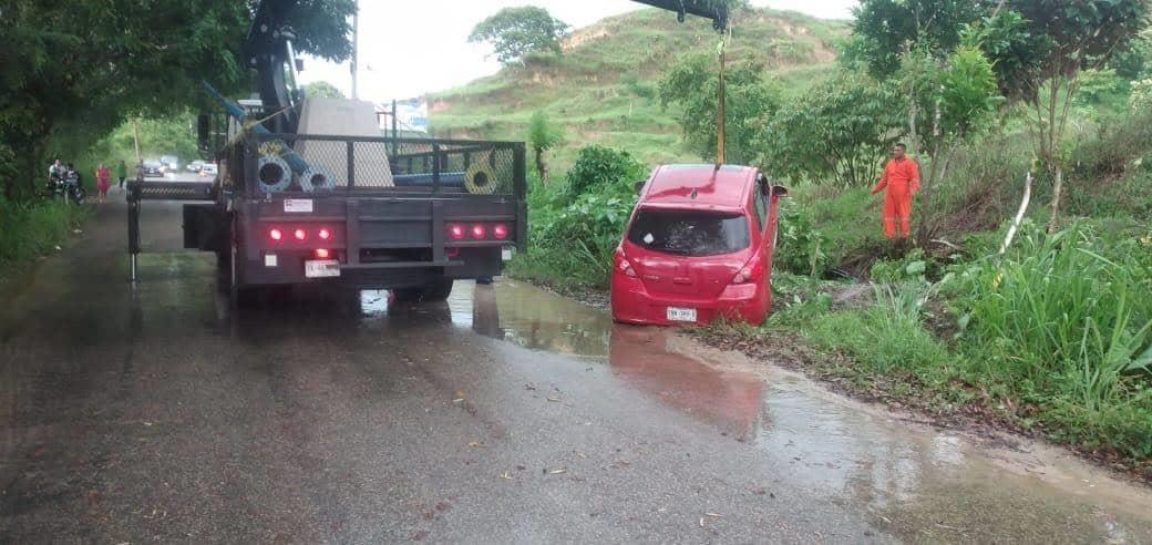 Conductor terminó fuera del tramo carretero Cuichapa-Tlacuilolapan 