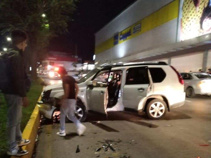 Volcadura de camioneta en avenida Lázaro Cárdenas, de Xalapa