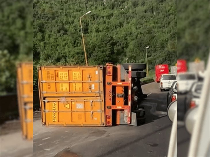 ¡Una más! se registra otra volcadura de tráiler en las Cumbres de Maltrata