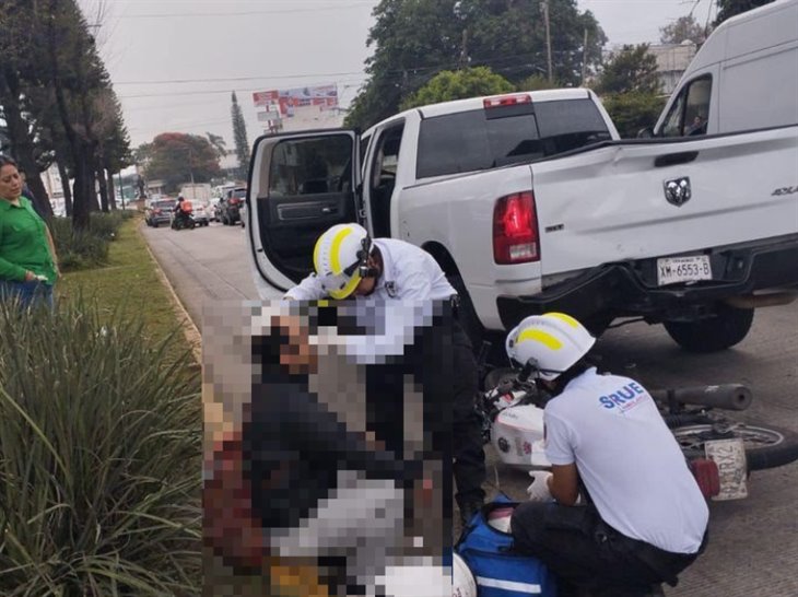 Motociclista se impacta contra una camioneta de policía en Xalapa