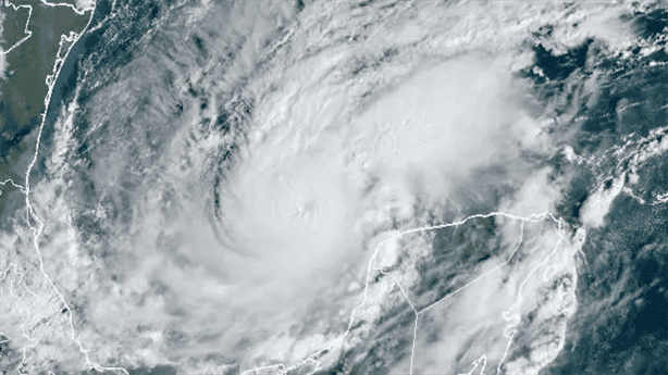 Evacuan Campeche y Quintana Roo ante paso del huracán Milton categoría 5