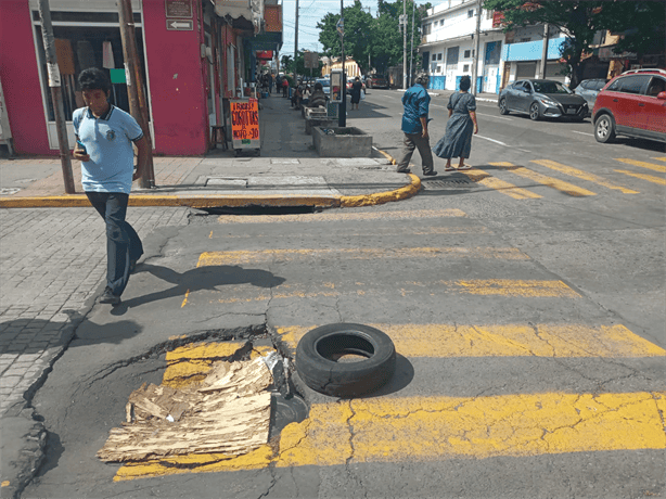 Denuncian socavón en la calle Esteban Morales del centro de Veracruz