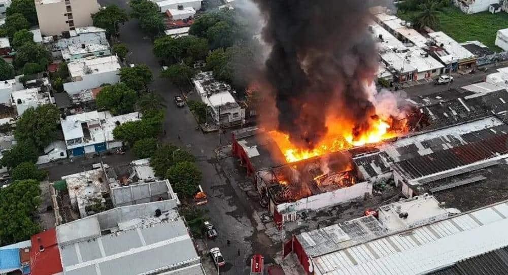 Fuerte incendio en bodega en el centro de Veracruz ocasionó evacuación de familias y cortes de luz | VIDEO