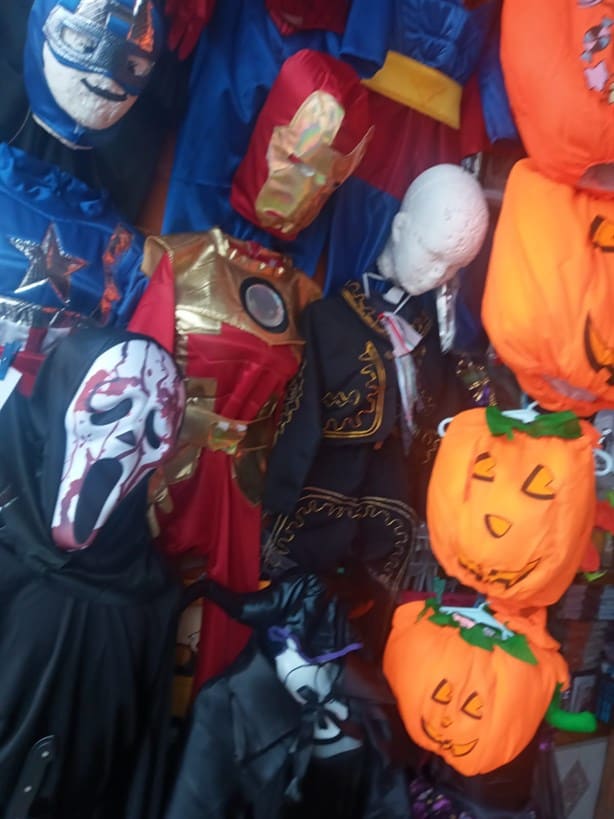 Inicia la venta de disfraces por Día de Muertos y Halloween en mercados de Veracruz