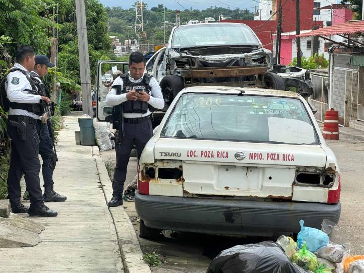 Continúan retirando ´autos maceta´ de calles de Poza Rica