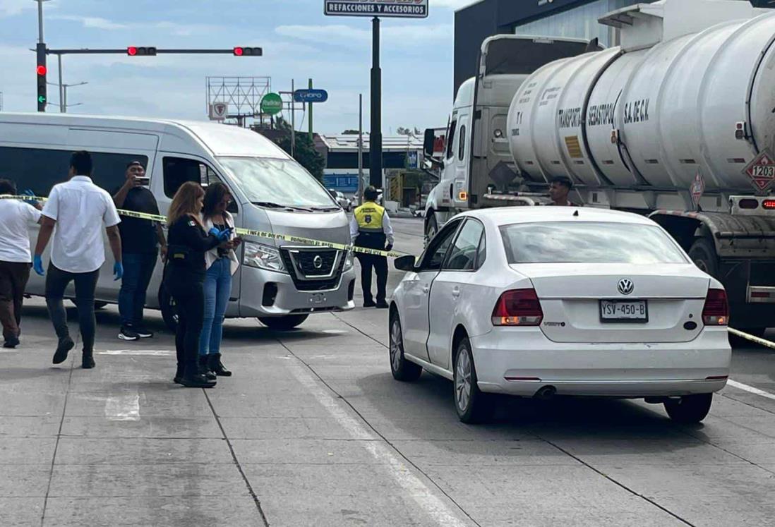 Muere mujer en su auto mientras esperaba el cambio de semáforo en Veracruz