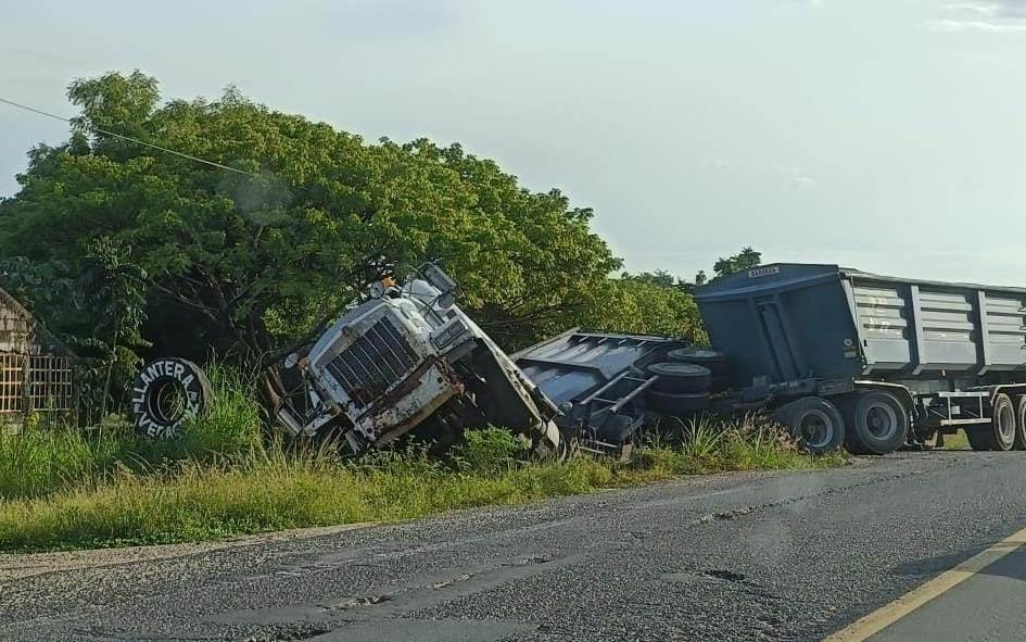 Reportan volcadura de tractocamión en el tramo carretero Oteapan-Jáltipan