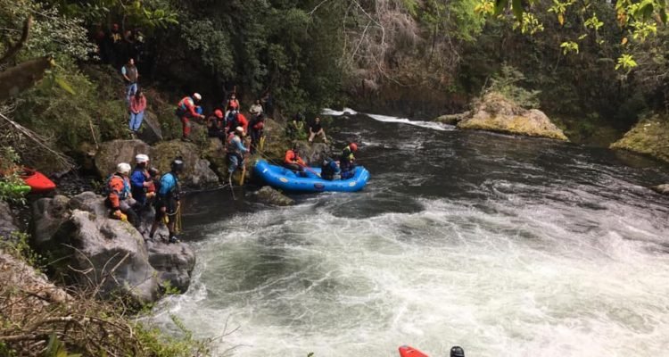 Tragedia en los rápidos de Filobobos:  Desaparecen cuatro turistas tras volcadura de balsa