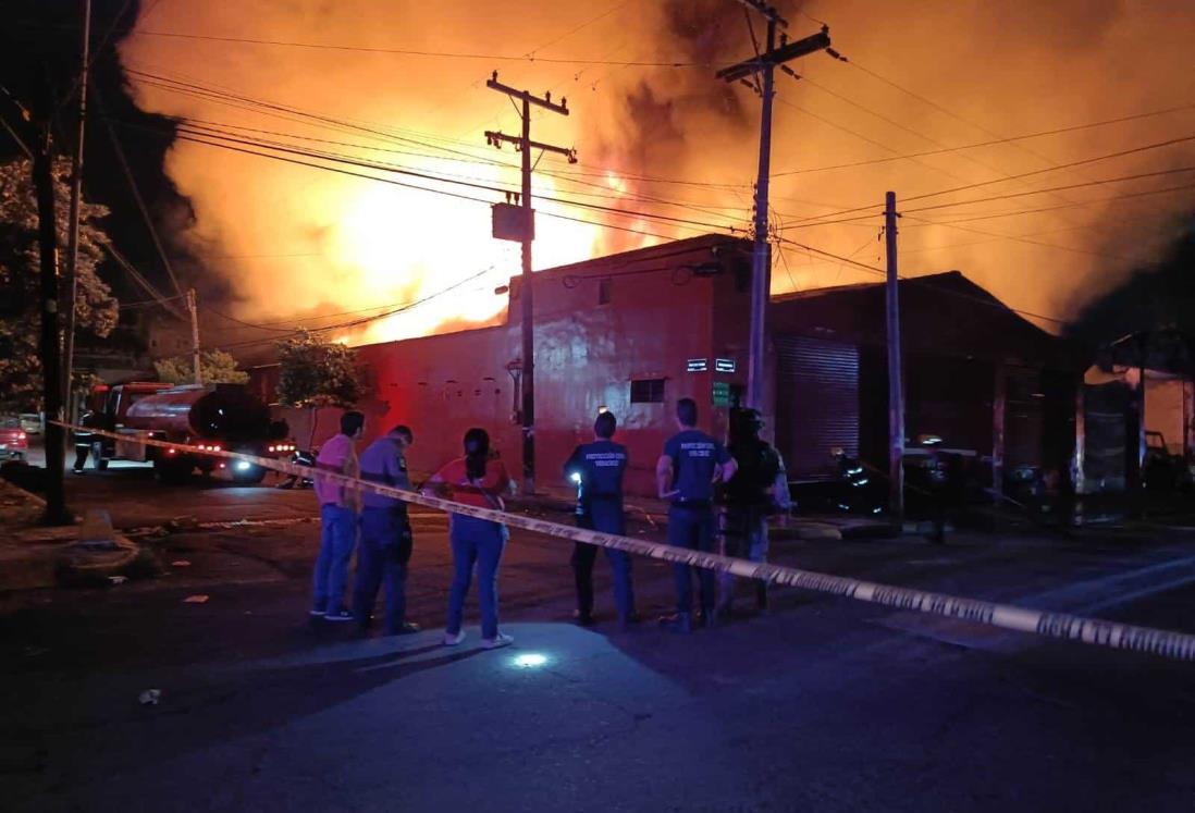 Se incendia bodega en el puerto de Veracruz; vecinos alertaron a las autoridades |VIDEO