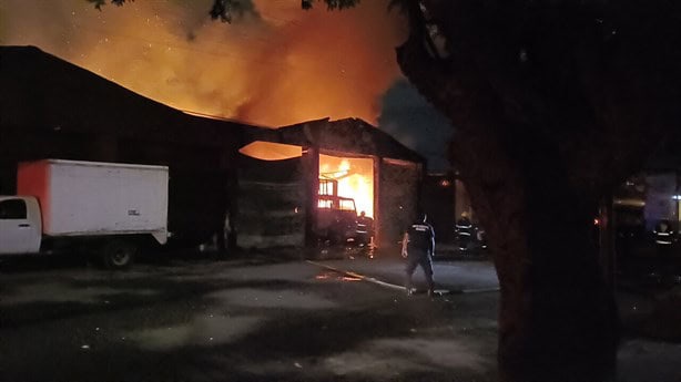 Se incendia bodega en el puerto de Veracruz; vecinos alertaron a las autoridades |VIDEO