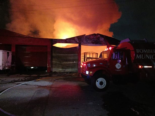 Se incendia bodega en el puerto de Veracruz; vecinos alertaron a las autoridades |VIDEO