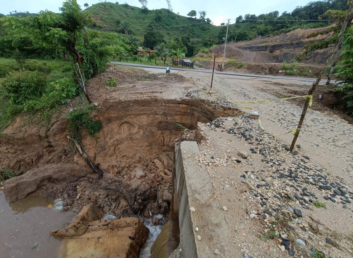 Lluvias a punto de cortar camino rural en Moloacán