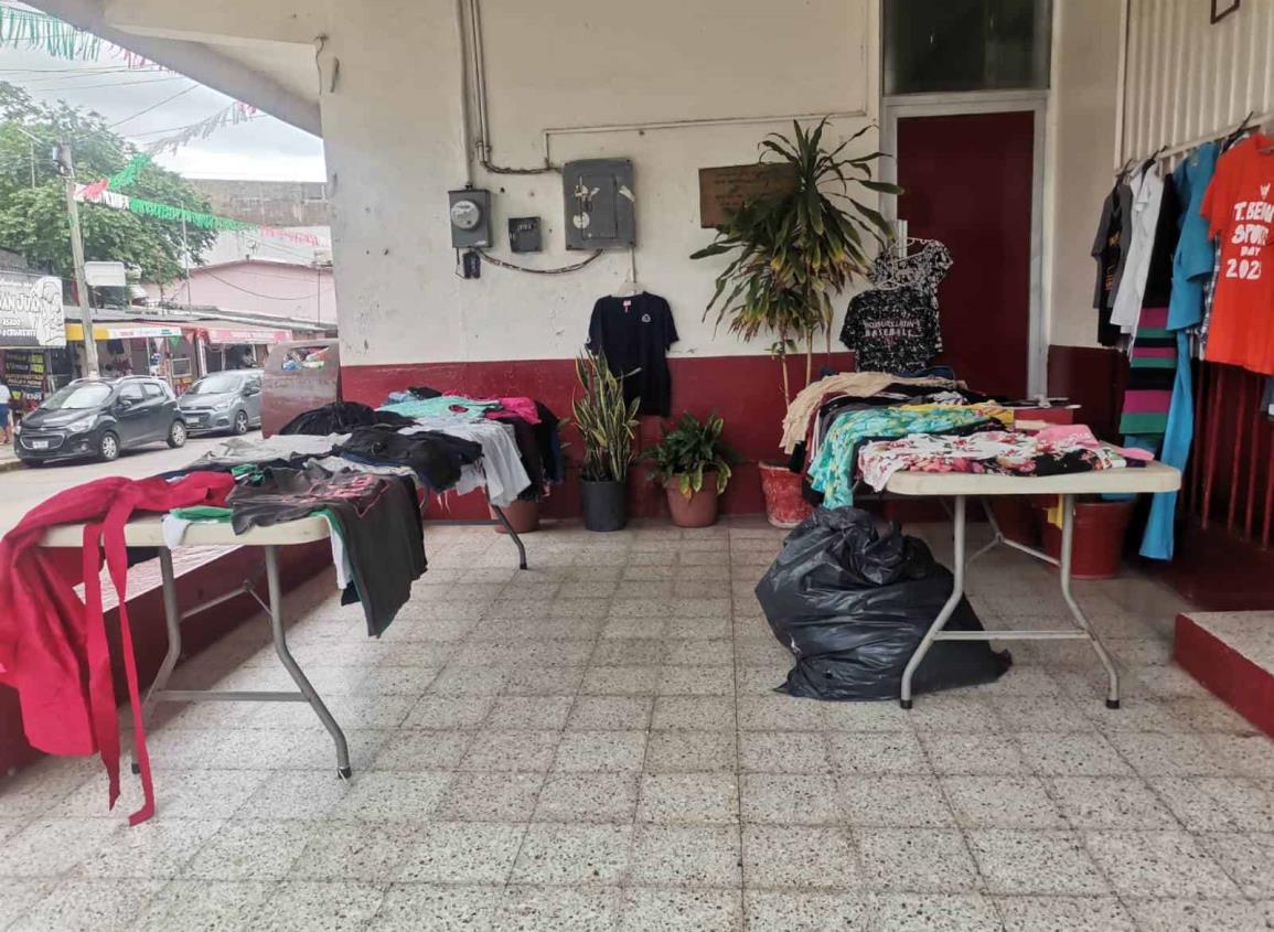 Para generar ingresos y cubrir gastos ponen bazar de ropa en la Cruz Roja