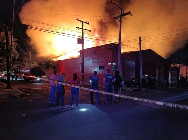 Caótico incendio en el puerto de Veracruz; evacuan a familias en plena madrugada I VIDEO