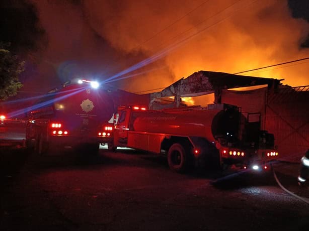 Caótico incendio en el puerto de Veracruz; evacuan a familias en plena madrugada I VIDEO