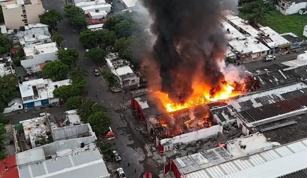 Caótico incendio en el puerto de Veracruz; evacuan a familias en plena madrugada I VIDEO