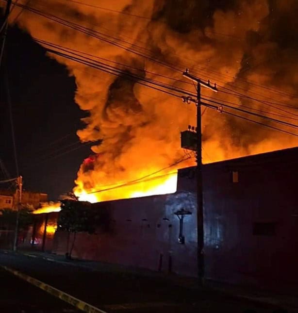 Caótico incendio en el puerto de Veracruz; evacuan a familias en plena madrugada I VIDEO