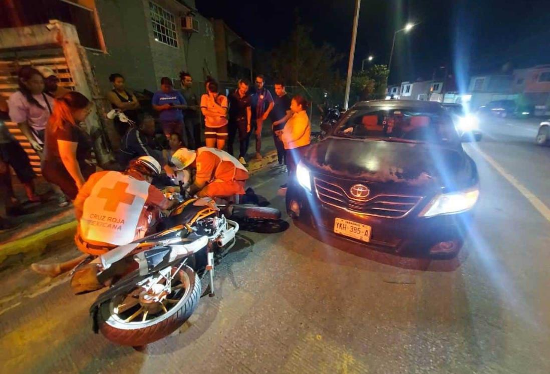 Estrella su moto contra auto en la colonia El Vergel, en Veracruz