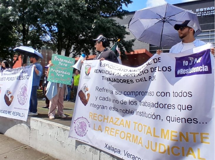 Trabajadores del Poder Judicial marchan en Xalapa por rechazo a reforma