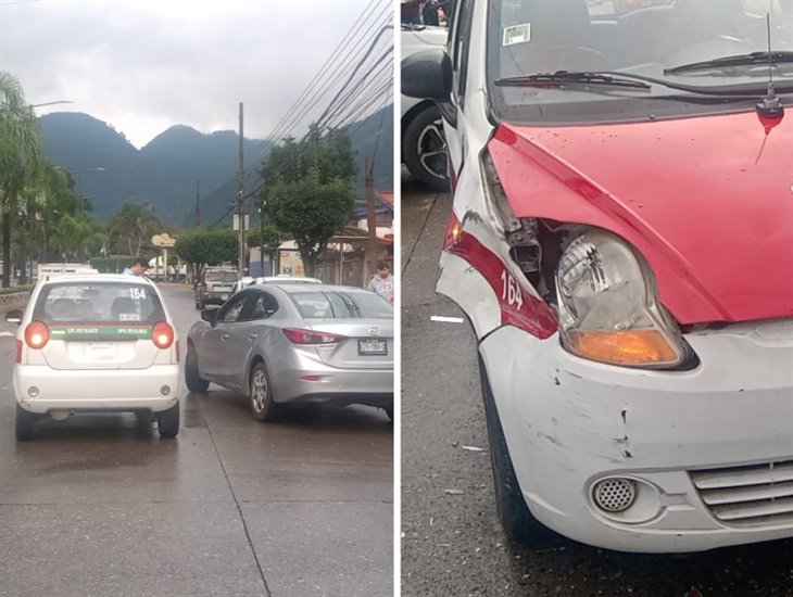 Se registra encontronazo entre auto y taxi en Río Blanco