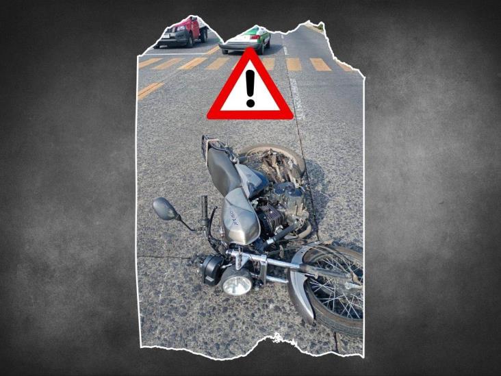 Herido, motociclista tras derrapar en avenida Ávila Camacho de Xalapa