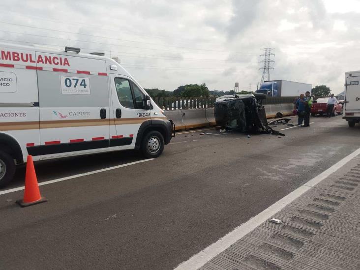 Fuerte volcadura sobre la autopista Córdoba-Veracruz deja una mujer herida