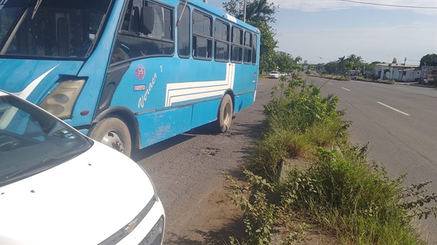 Chocan autobús de pasajeros y auto en la carretera de Paso del Toro