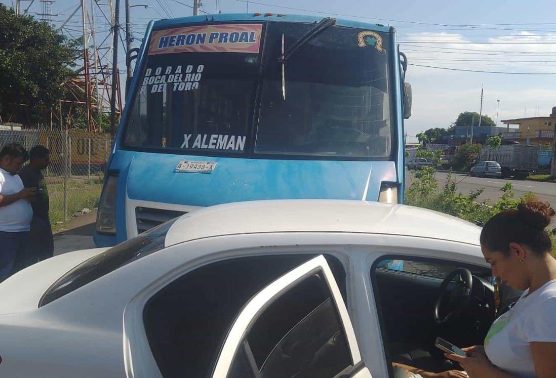 Chocan autobús de pasajeros y auto en la carretera de Paso del Toro