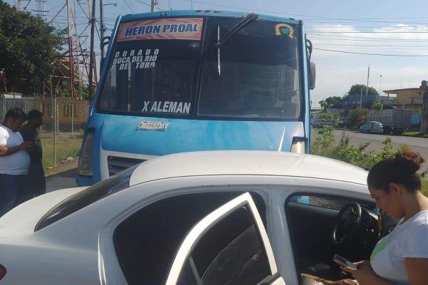Chocan autobús de pasajeros y auto en la carretera de Paso del Toro