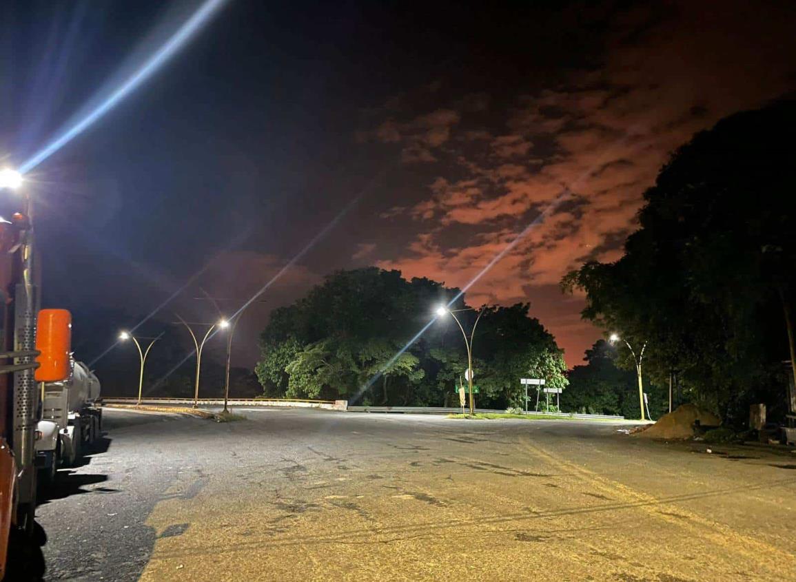 Rehabilitan luminarias en el acceso a la autopista