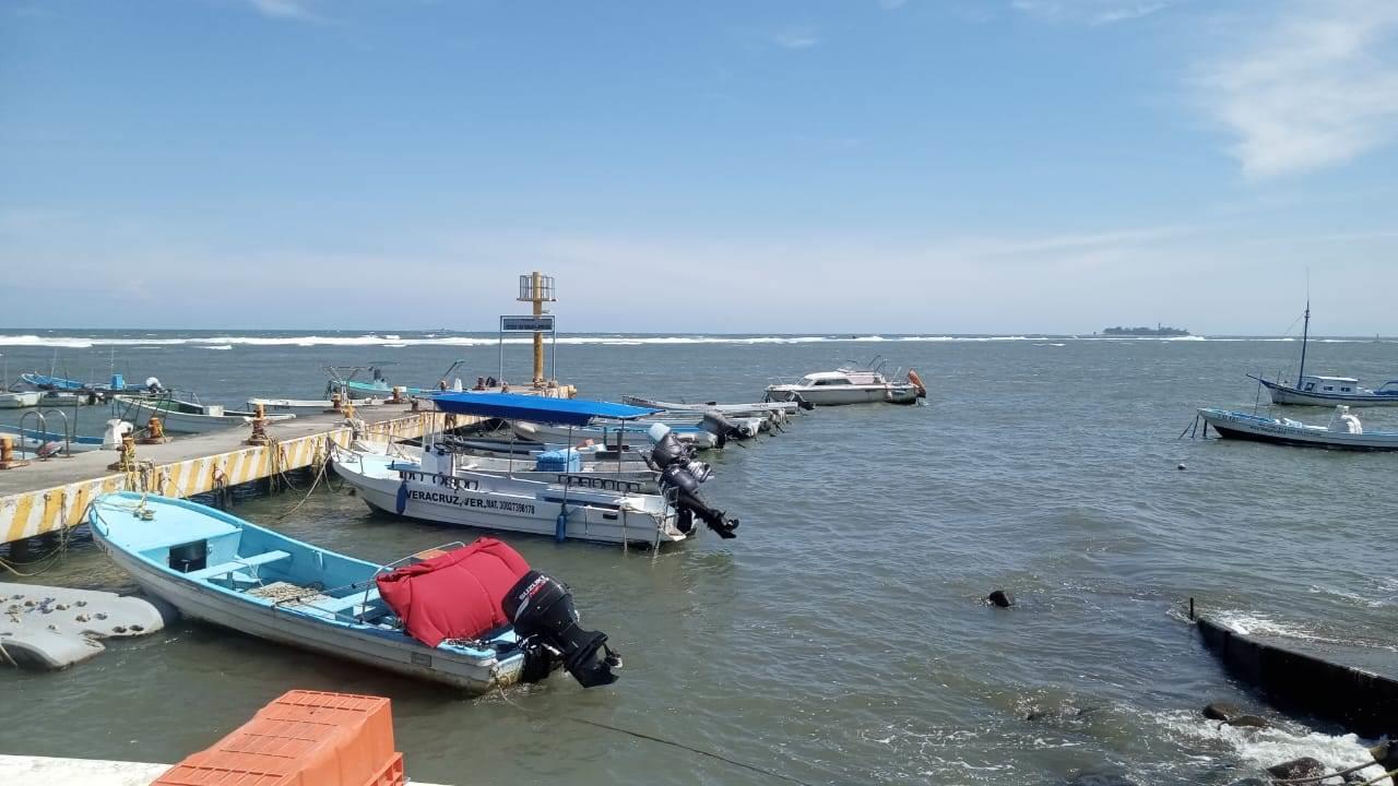 Fuerte marejada amenaza con destruir las lanchas de los pescadores en Veracruz