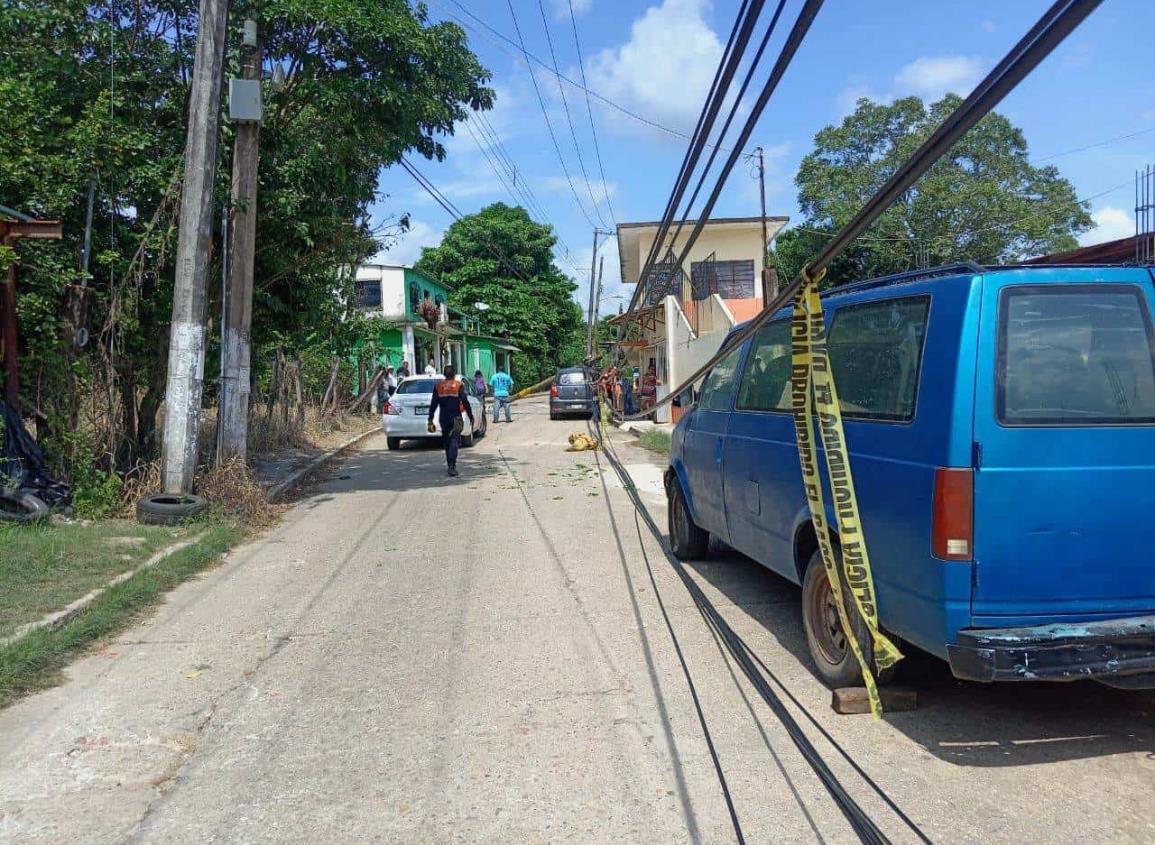 Tráiler derriba poste de Telmex y afecta vehículos estacionados en Acayucan