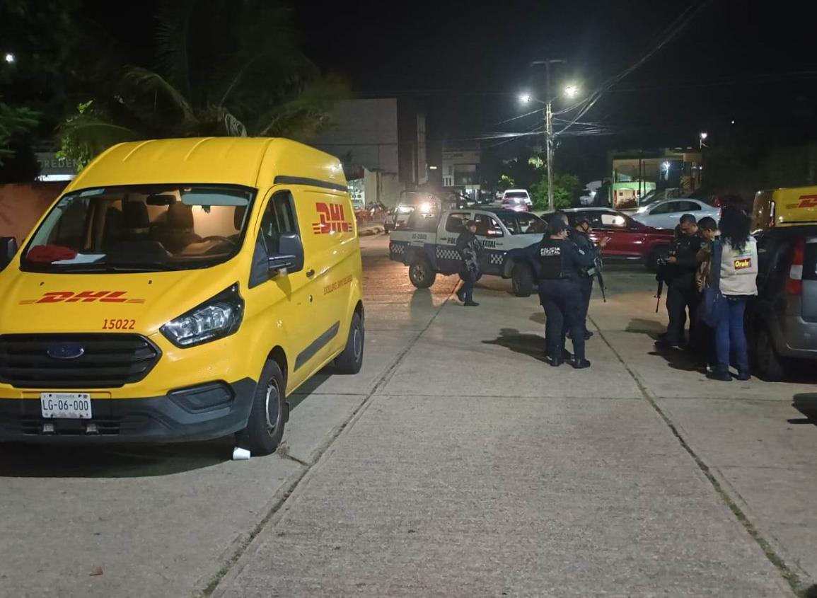 Camioneta de paquetería atropella a despistado estudiante en Coatzacoalcos