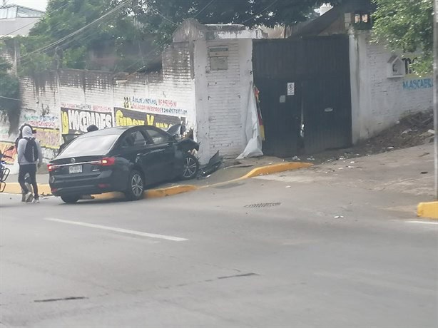 Conductora pierde el control y estrella su auto en Xalapa