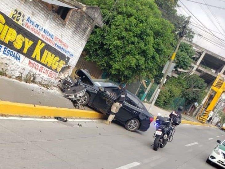 Conductora pierde el control y estrella su auto en Xalapa