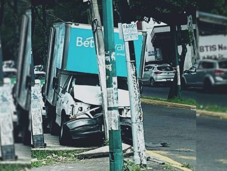 Camioneta choca se estrella contra poste en la colonia Progreso de Xalapa