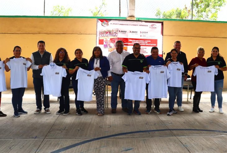 Realizan entrega de uniformes escolares en Ciudad Mendoza