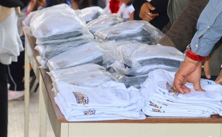 Realizan entrega de uniformes escolares en Ciudad Mendoza