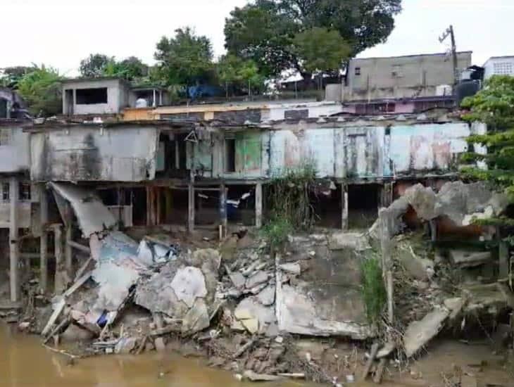 Una docena de comercios en Agua Dulce a punto de caer al arroyo por peligroso socavón | VIDEO