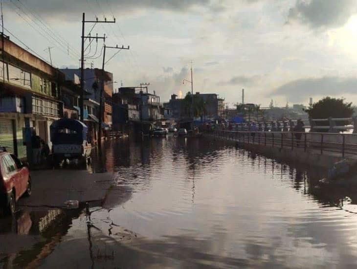 Sube nivel del río Coatzacoalcos, comerciantes de Minatitlán se movilizan para proteger sus mercancías