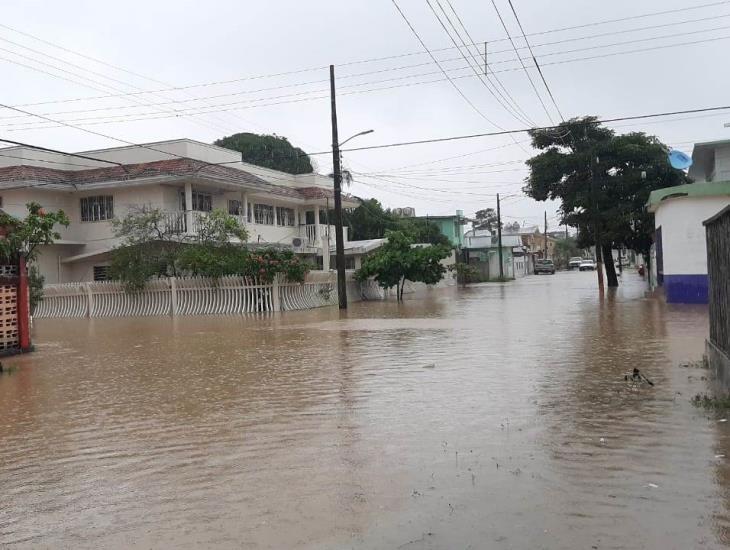 Ante zozobra por inundaciones, habitantes de Agua Dulce ponen a salvo sus pertenencias