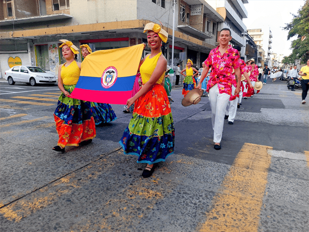 Realizan desfile folclórico internacional en el centro de Veracruz