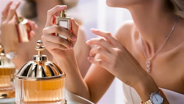 La razón por la que los perfumes huelen diferente en cada persona