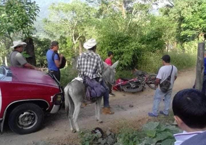 Accidente en carretera Juchique-Chaparral deja a motociclista lesionado