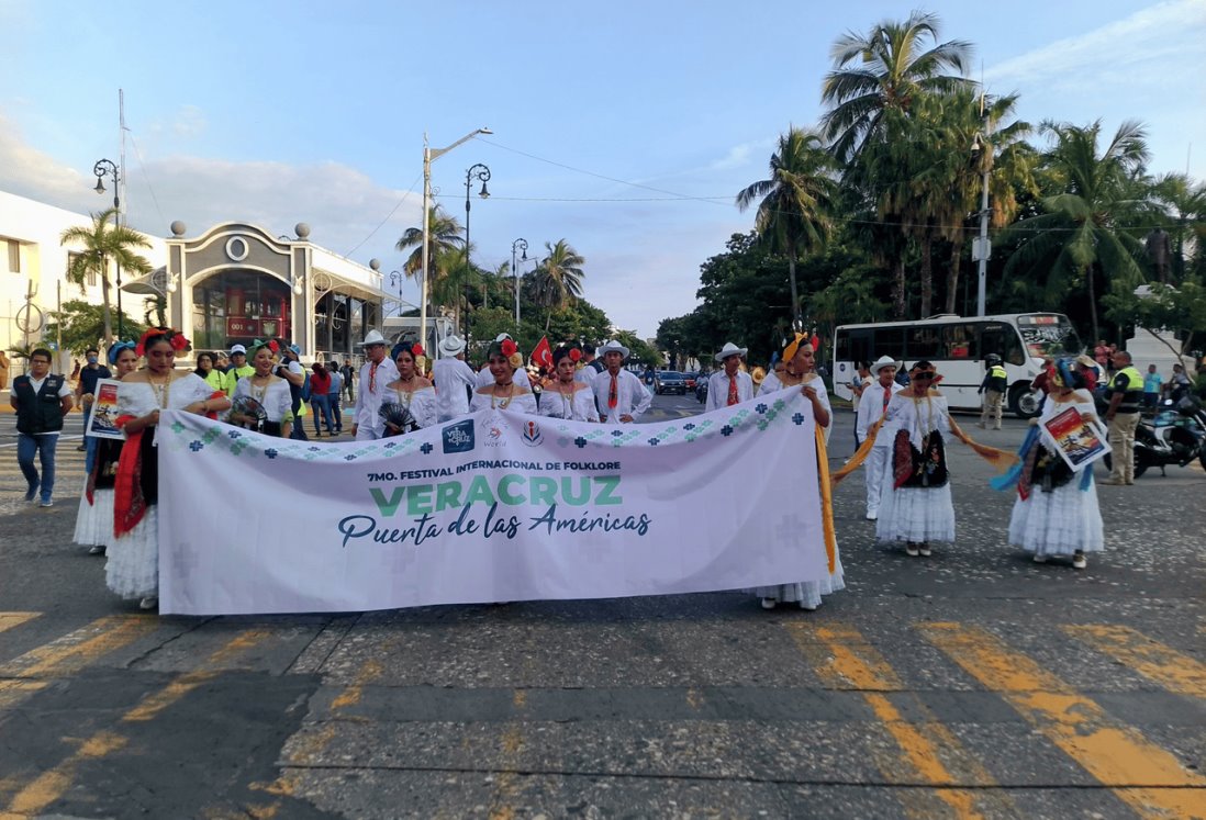 Realizan desfile folclórico internacional en el centro de Veracruz