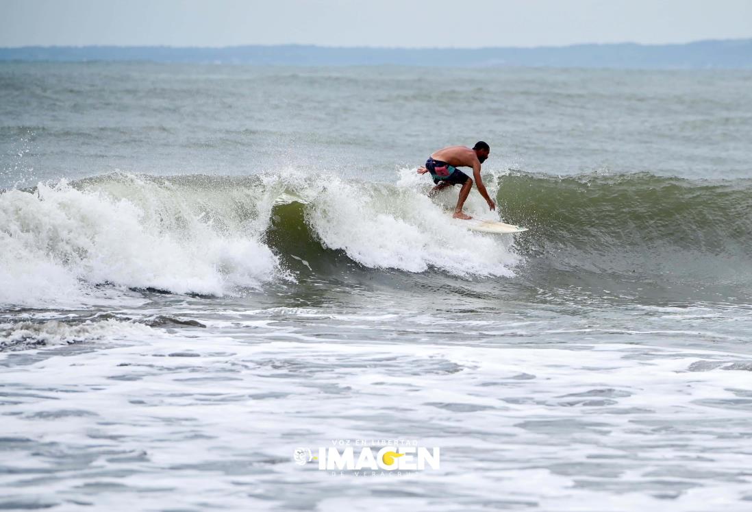 Surfistas aprovechan marea alta para deslizarse en las olas de las playas de Boca del Río