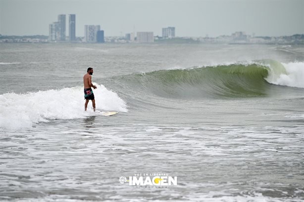 Surfistas aprovechan marea alta para deslizarse en las olas de las playas de Boca del Río