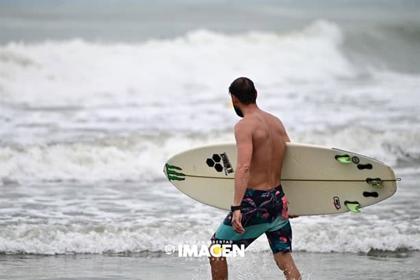 Surfistas aprovechan marea alta para deslizarse en las olas de las playas de Boca del Río