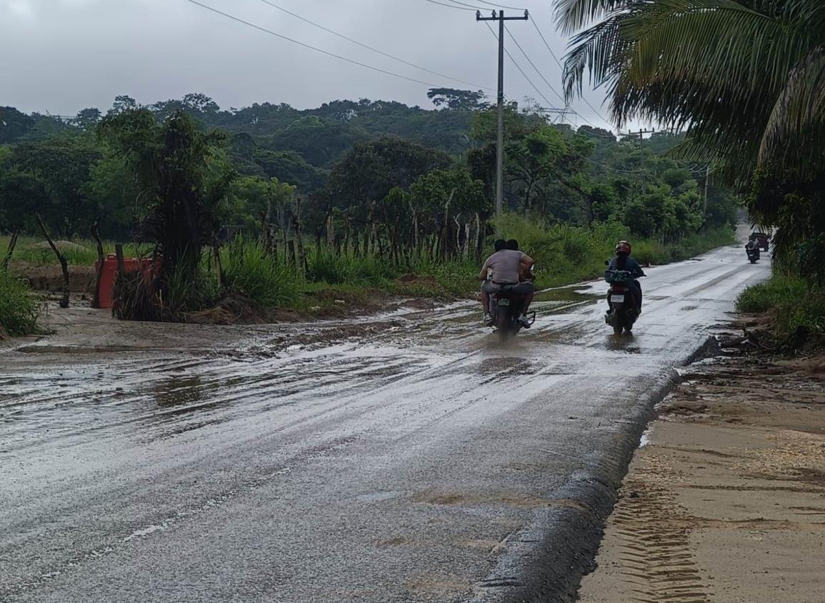 Deslave en carretera Cuichapa-Tlacuilolapan pone en riesgo a conductores