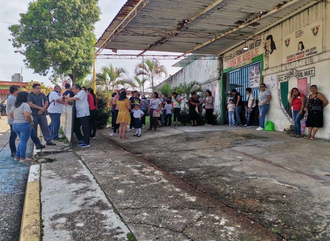 Padres protestan y toman escuela primaria de Nanchital